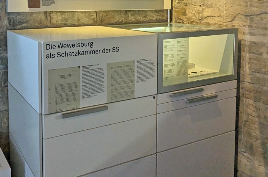 Am Tag der Provenienzforschung bietet das Kreismuseum Wewelsburg am Mittwoch, den 8. April um 19 Uhr einen Rundgang und Werkstattgespräch zum Thema „Sammlung auf dem Prüfstand“ an. ©Kreismuseum Wewelsburg, Gloria Bialas